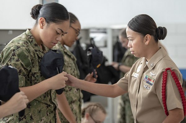 Los reclutas aprenden muchas cosas sobre la Marina en Boot Camp, incluido el Sailor's Creed.