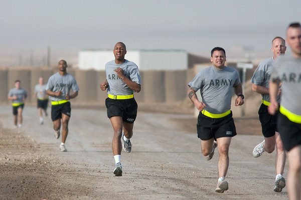 Los soldados realizan una carrera de 2 millas para el Army Combat Fitness Test (ACFT)