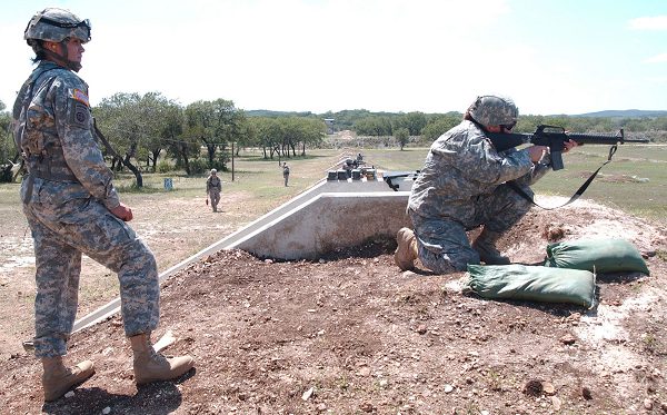 los soldados perfeccionan las habilidades con las armas antes de la calificación del rifle del ejército