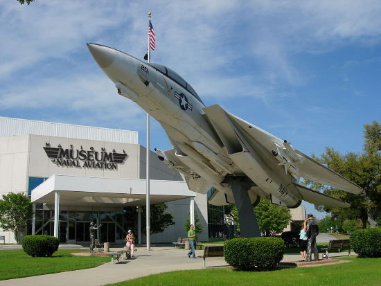 el museo nacional de aviación es uno de los mejores museos militares en los EE. UU.