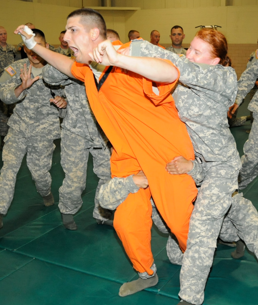 Especialista de reasentamiento de internamiento del ejército MOS 31E