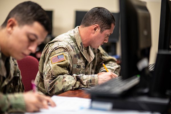 el GI Bill hace posible la universidad para los soldados
