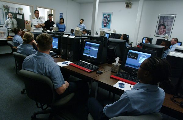 Marineros estadounidenses que toman una clase de preparación de batería de aptitud vocacional de los servicios armados (ASVAB)