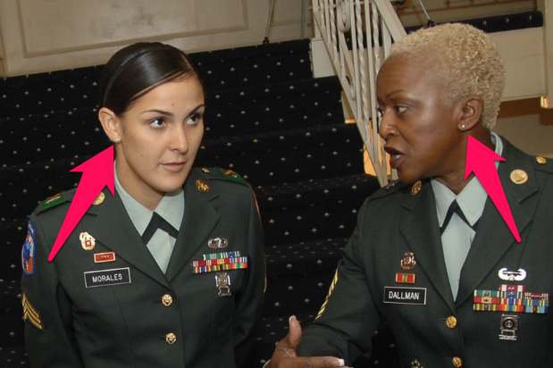 política de aretes del ejército para mujeres