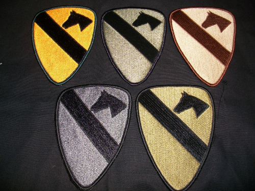 Un ejemplo de la insignia de la manga del hombro del Ejército para la 1ra División de Caballería de EE. UU.