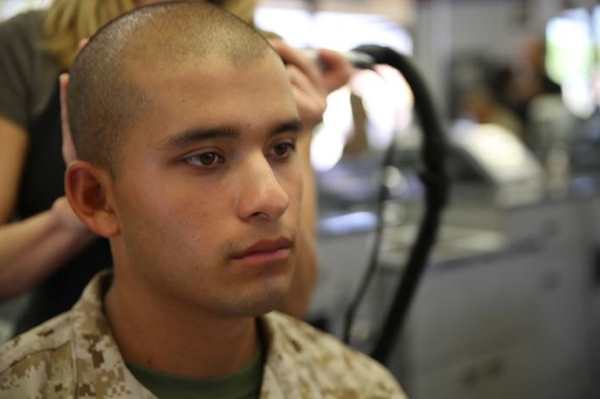 corte de pelo del cuerpo de marines en el campo de entrenamiento