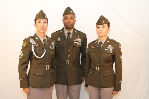 nuevos uniformes del ejército rosas y verdes