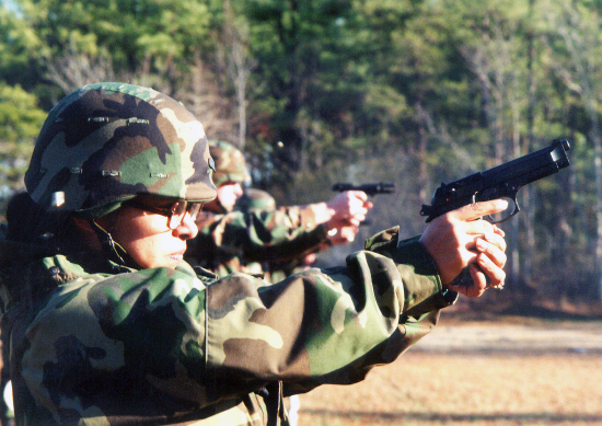 que arma de fuego usa el militar